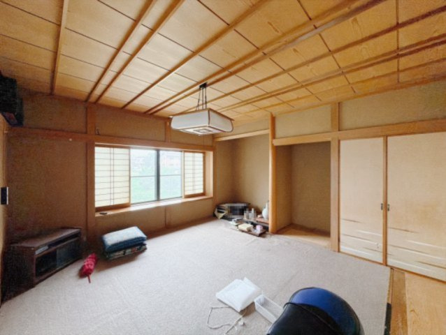 【中古戸建】深谷市小前田の和室|■和室｜扉付きの和室なのでプライベートな空間にもなります。ご両親がお泊りになっても、ぬくもりを感じられる和室でゆっくりとお寛ぎいただけます♪