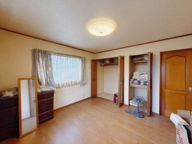 【中古戸建】深谷市小前田の洋室|■洋室｜ダブルベッドを置いても充分な広さを2Ｆのお部屋に設けております。お子様と家族みんなで寝るのも夢じゃありません♪窓からは光が差し込むので日中でも明るいお部屋です。