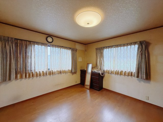【中古戸建】深谷市小前田の洋室|■洋室｜ナチュラルカラーの床です。模様替えなどとても楽しく工夫できます♪陽当たり、風通しもとても良いので毎日快適な生活スタートです！