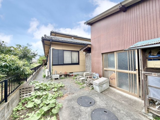 【中古戸建】深谷市小前田の外観|■外観｜敷地内に物置がございます。収納はもちろん、天候に左右されず作業できる趣味スペースとしても活用が可能です♪