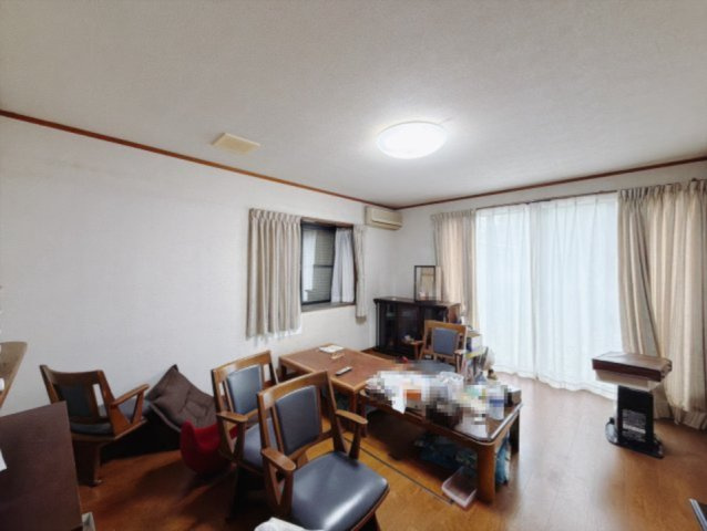 【中古戸建】深谷市小前田の居間・リビング|■リビング｜南側に面したリビングは、日当たりもよく、風通しも良い空間です。お庭で遊ぶお子様の様子もリビングから見ることができ安心です♪