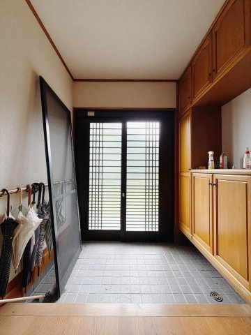 【中古戸建】深谷市小前田の玄関|■玄関｜家族みんなの靴が丸々しまえます♪これからお子様が大きくなっても安心ですね。靴をしまって、すっきりとした玄関で開放感も味わえます。