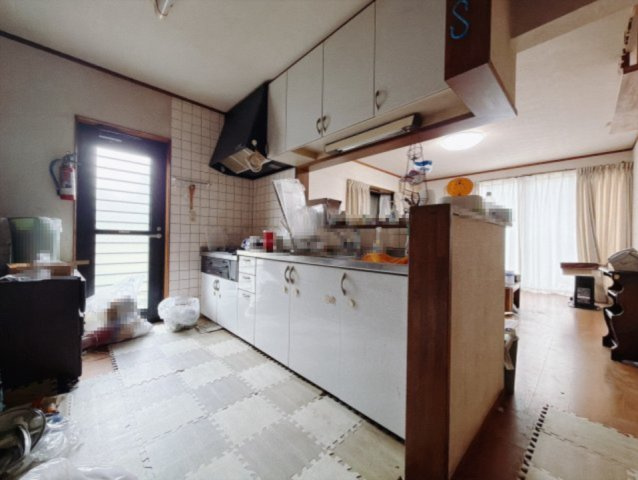【中古戸建】深谷市小前田のキッチン|■キッチン｜お料理をしながら会話も弾むカウンターキッチン。出来上がったお料理をカウンター越しからお子様に運んでもらったりと、お手伝いも楽しくしてもらえることができます♪