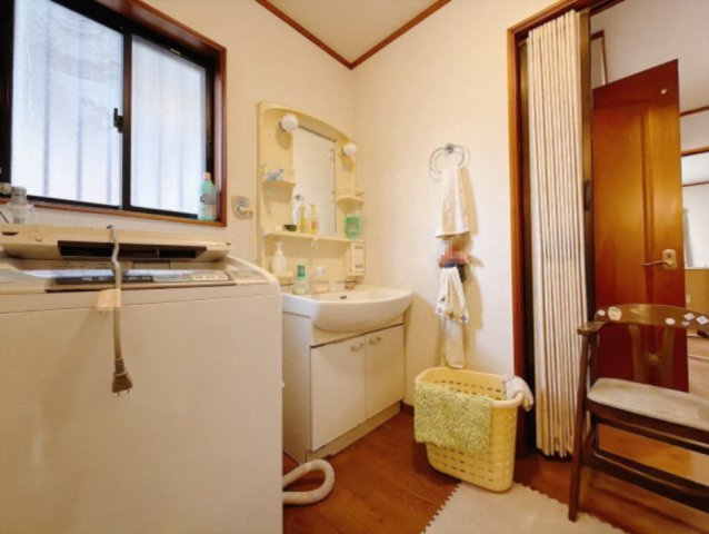 【中古戸建】深谷市小前田の独立洗面台|■洗面室｜洗濯機を置いてもゆとりある広さの洗面脱衣室です♪大きな鏡と使いやすさがいっぱいの洗面化粧台。お手入れ簡単でいつもキレイに(*^^*)
