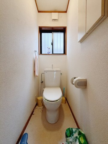 【中古戸建】深谷市小前田のトイレ|■トイレ｜自然光が入る落ち着いた空間です。ついつい長居してしまいますね♪