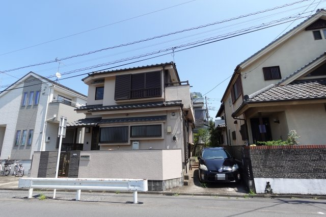 霞ヶ関北2丁目中古住宅の駐車場