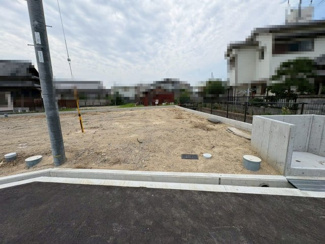 【前面道路含む現地写真】 | 現況更地ですので、解体費用がかからないのが嬉しいですね♪