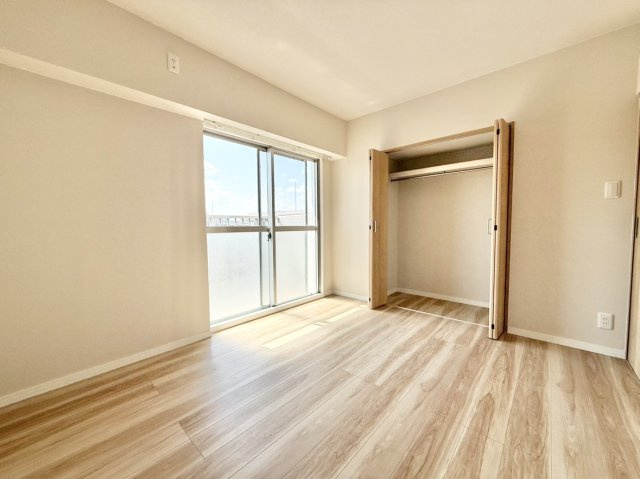 コープ野村伊丹B棟の寝室|西側バルコニーに面した寝室5.6帖。リビング隣接ですが出入口が別のため、プライベート空間も確保◎