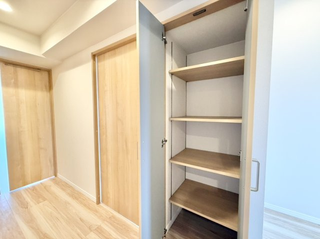 コープ野村伊丹B棟の収納|廊下収納　部屋が散らからず生活空間を広く使え、家族全員の共有物や掃除用具を効率よく出し入れ可能♪