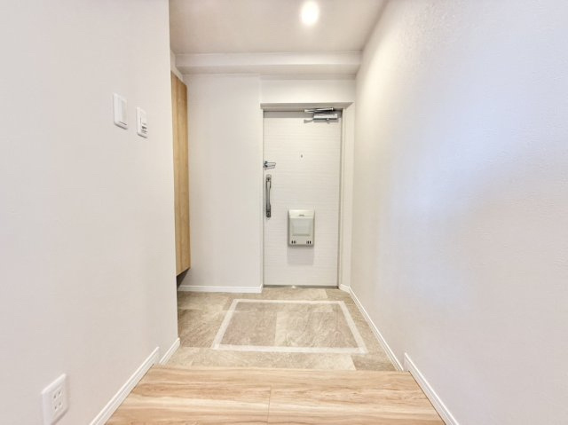 コープ野村伊丹B棟の玄関|白を基調とした明るく清潔感のある玄関スペース！たっぷり収納できるシューズボックス付きです。