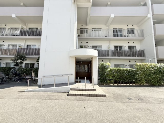 コープ野村伊丹B棟|スロープ付きで車椅子やベビーカーも移動ラクラク！整ったアプローチが住まい手を優しく迎えるエントランス。