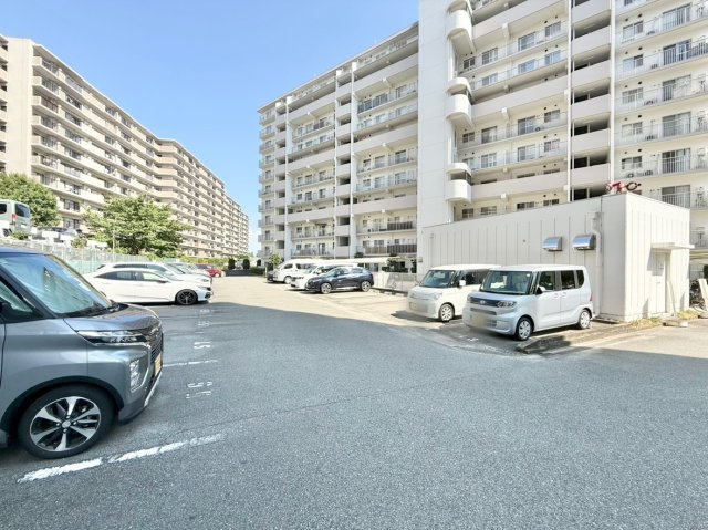 コープ野村伊丹B棟の駐車場|車通勤には平面駐車場が魅力♪朝の忙しい時間の車の出し入れが平面駐車場ならストレスなく安心！