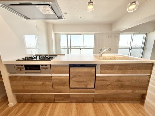 コープ野村伊丹B棟のキッチン|新調したシステムキッチンには新しく食洗機を取り付け、家事時間が時短に♪