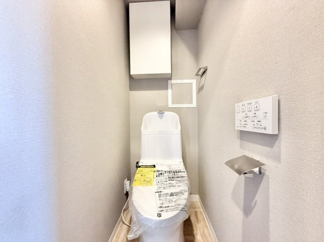 コープ野村伊丹B棟のトイレ|冬でも暖かい便座で冷え知らず！洗浄機能で衛生的♪新調済みで清潔感あり快適にご利用いただけます。