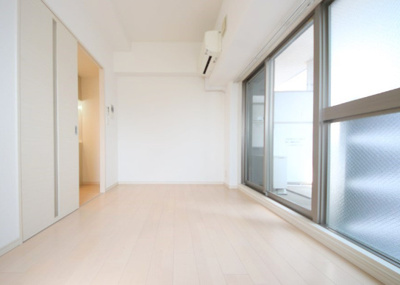 【居間・リビング】 | アドバンス上町台プレジール | 使いやすい洋室です