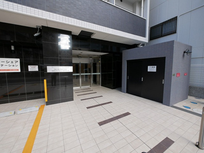 【エントランス】 | プレミアムステージ新大阪駅前Ⅱ | 清潔なエントランスです
