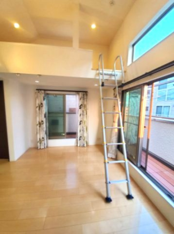 下落合4丁目戸建の居間・リビング