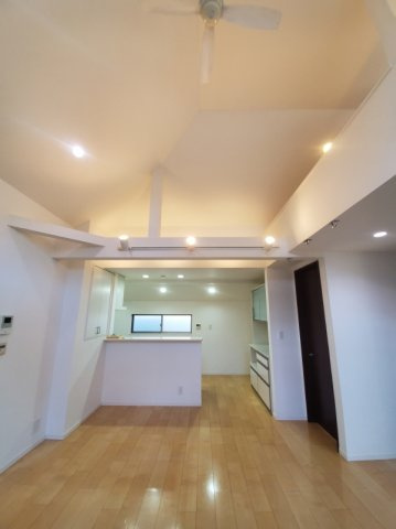 下落合4丁目戸建の居間・リビング
