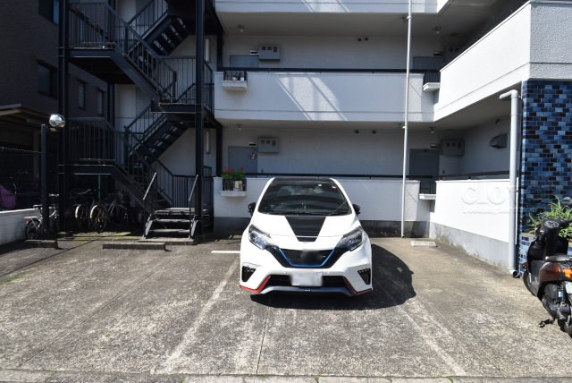【駐車場】 | ダイアパレス上池台 | マンションの駐車場スペース。空きの有無や駐車料金、サイズ規定などについては、改めてお問い合わせください。～即日のご見学可能～　お問合せはお気軽にどうぞ。
