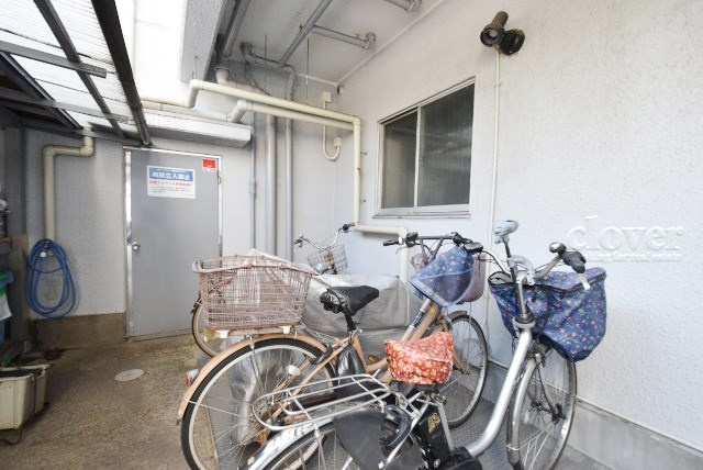 【駐輪場】 | ダイアパレス上池台 | 自転車置き場。マンションの共用部にあたります。空きの有無や駐輪料金、各戸の台数制限などについては、改めてお問い合わせください。～即日のご見学可能～　お問合せはお気軽にどうぞ。
