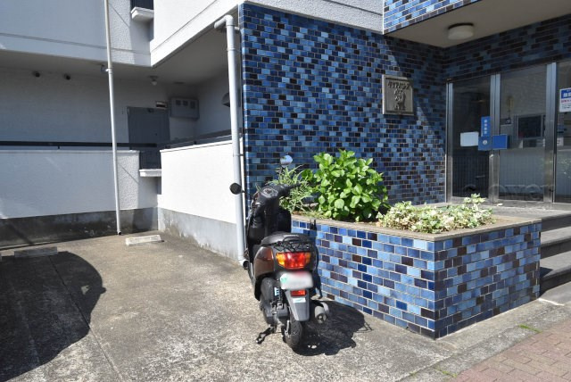 【駐車場】 | ダイアパレス上池台 | バイク置き場。空き区画の有無や駐輪料金、サイズおよび排気量規定などについては、改めてお問い合わせください。～即日のご見学可能～　お問合せはお気軽にどうぞ。
