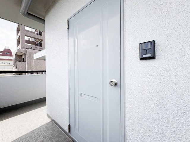 【その他共用部分】 | ダイアパレス上池台 | 皆様をお迎えする、お部屋の玄関ドア。開けやすさや開放角度、ドアノブの操作しやすさや鍵の形状などを、現地で一度ご確認ください。～即日のご見学可能～　お問合せはお気軽にどうぞ。
