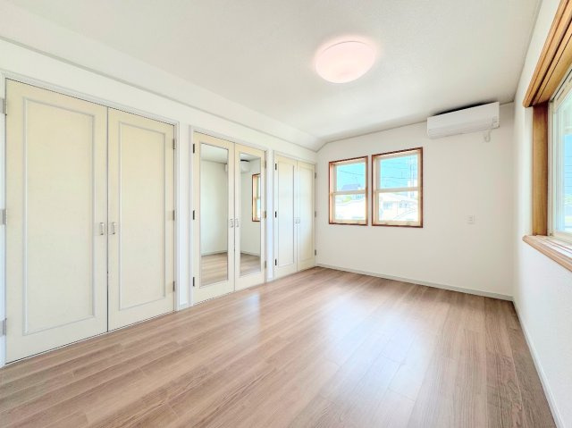 戸塚区秋葉町　中古戸建て　第2の洋室|◆柔らかい陽光が差し込む明るいお部屋を演出する設計。彩光の取れる窓が気持ちの良いお部屋を創り上げます。