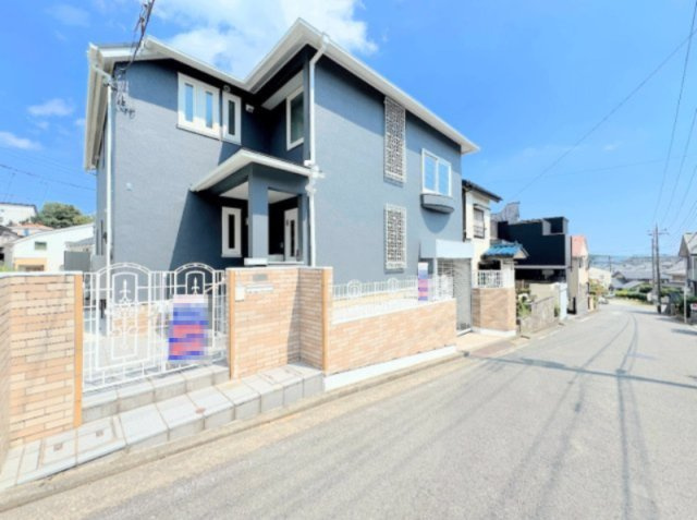 戸塚区秋葉町　中古戸建て　第2の前面道路含む現地写真|◆一戸建てを中心とした街並みが整然と続き、周辺は高い建物が建っていないので、緑の多い閑静な趣を感じる環境です。街並みや周辺環境も重要なポイントです！！