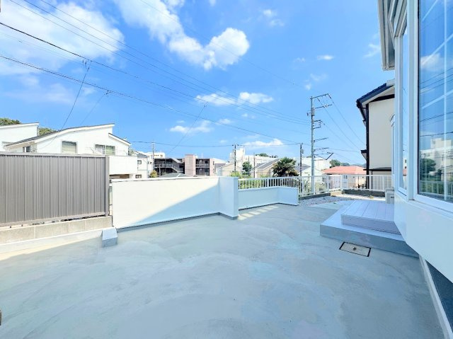 戸塚区秋葉町　中古戸建て　第2の庭|◆心地よい風と光を感じて。リビングから繋がる、もうひとつの青空