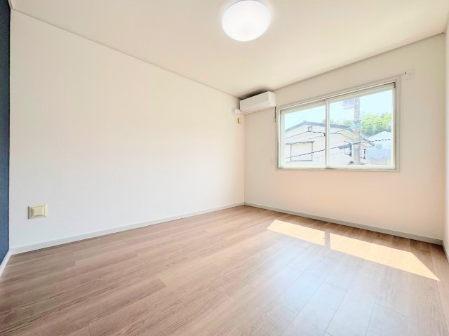 戸塚区秋葉町　中古戸建て　第2の洋室|◆感性を育むプライベートルームはシンプルでスマートな空間。好みの空間で読書をしたり、音楽を聞いたりと一人の時間も充実したものにできます。