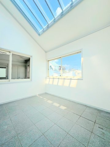 戸塚区秋葉町　中古戸建て　第2のバルコニー|◆昼は青空、夜は星空。贅沢な景色をデザインする、モダンな住まい