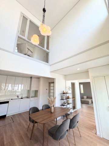 戸塚区秋葉町　中古戸建て　第2の居間・リビング|◆広々としたリビング・ダイニングは、シックでモダンな内装。落ち着いた雰囲気に包まれて、伸びやかな空間のなかで、ゆったりと家族団らんのひとときを過ごせます。(家具はイメージです)