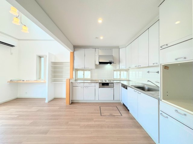 戸塚区秋葉町　中古戸建て　第2のキッチン|◆ご家族皆さんで調理ができる位のスペースを実現したキッチン空間となっております。みんなで作った料理を召し上がりながらの会話は、どのような物になるのでしょうか。