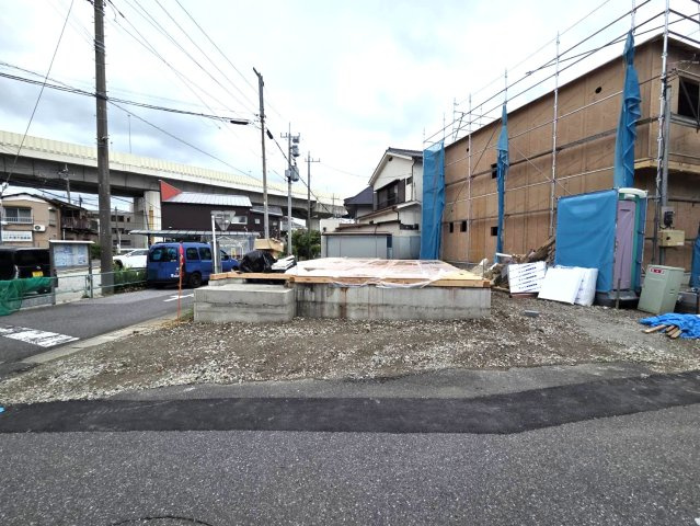 八潮市大字浮塚新築戸建１号棟の前面道路含む現地写真|１号棟基礎土台
