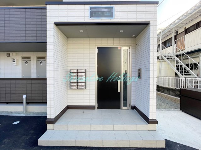 鎌倉市岩瀬１丁目のアパートのエントランス