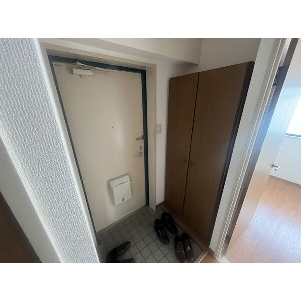ハイツべルビュウの玄関