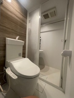 ワコーレ西新井第２のトイレ|快適な暮らしに欠かせない温水洗浄便座付きのトイレです。毎日使う場所だからこそ、充実した設備で心地よい空間に仕上げています。毎日のお手入れもしやすいシンプルな設計です。