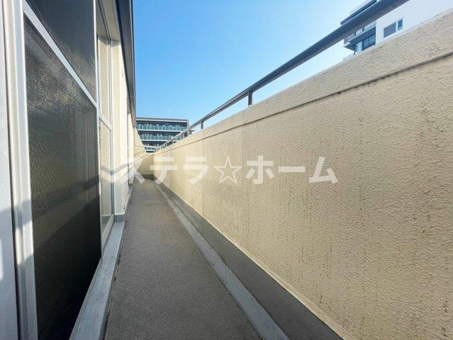 コスモハイツ新大阪2番館のバルコニー|外からの目が気にならないバルコニーで洗濯物が干せます