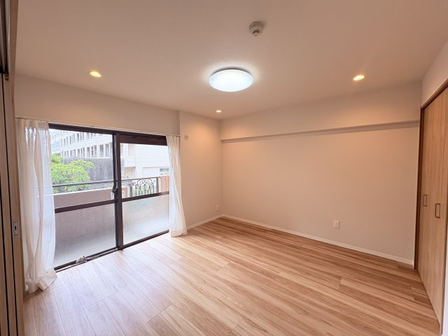 ライオンズマンション松山の洋室