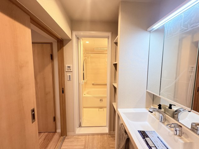ライオンズマンション松山の玄関