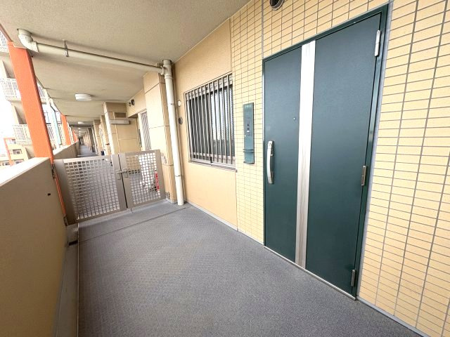 ウィズ戸田公園壱番館の玄関
