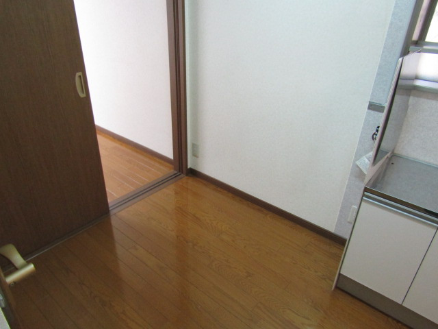 【内装】 | フェリス・エム | キッチン横に冷蔵庫置き場。