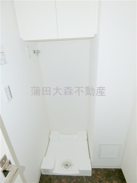 アジールコート大森西の設備|棚付きの洗濯機置き場