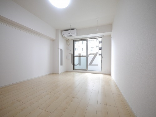 スカイブルーレジデンス横浜の居間・リビング|綺麗なフローリングのお部屋です。
