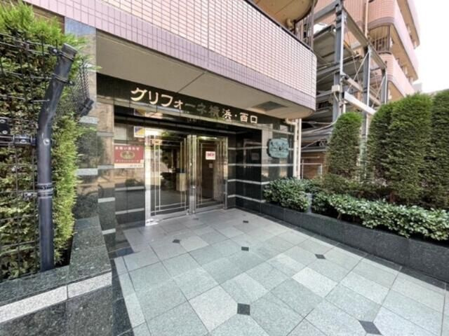 グリフォーネ横浜・西口のエントランス