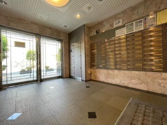 グリフォーネ横浜・西口のエントランス