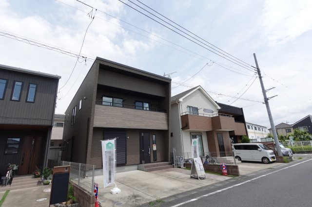 川越市石田４LDK中古戸建の前面道路含む現地写真