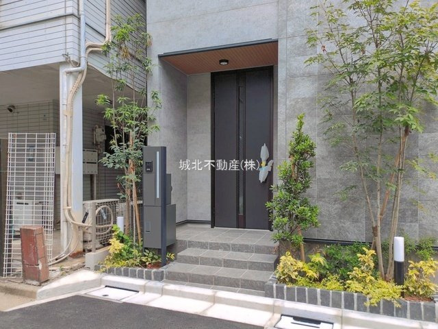 杉並区阿佐谷北1丁目 限定1棟の玄関|カラーモニター付きインターフォンで来客のお客様の確認ができます。