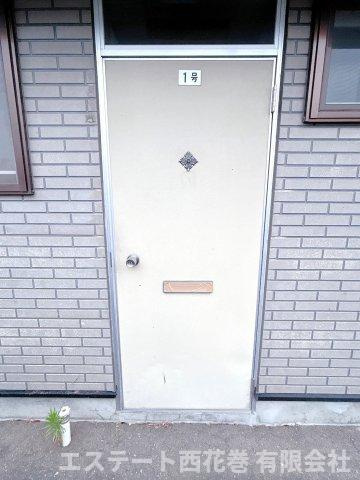 花巻市二枚橋町大通り１丁目のアパートの玄関