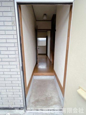 花巻市二枚橋町大通り１丁目のアパートの玄関